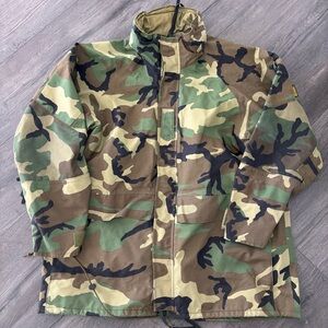 US Military Gore Tex Cold Weather Parka Woodland Camouflage Large Regular Jacket